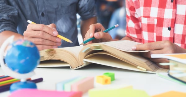 Dos alumnos aprenden con pedagogía tradicional