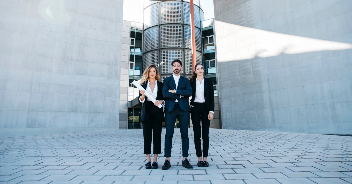 Abogados empresariales frente a su institución corporativa