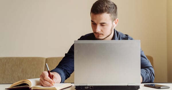 Joven autodidacta estudia filosofía en línea