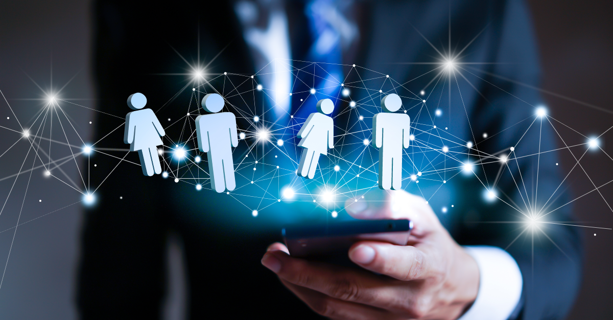 Profesionista atiende evento digital desde su móvil