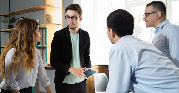 Filósofo corporativo promueve visión en equipo de trabajo
