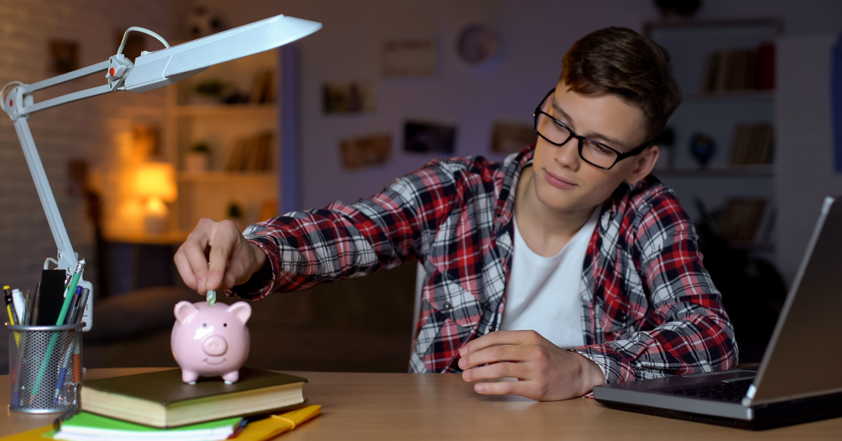 Joven aprendiendo a administrar su dinero con alcancía