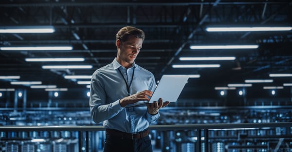 Experto en fintech revisa datos dentro de empresa