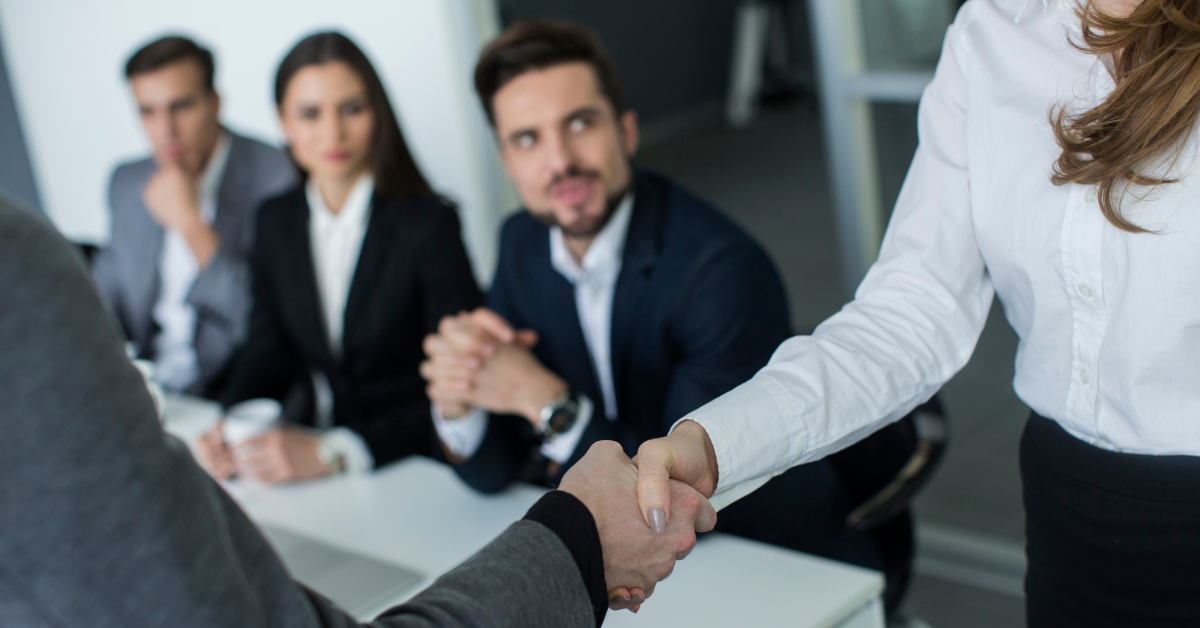 Gerente de relaciones institucionales trata con equipo administrativo