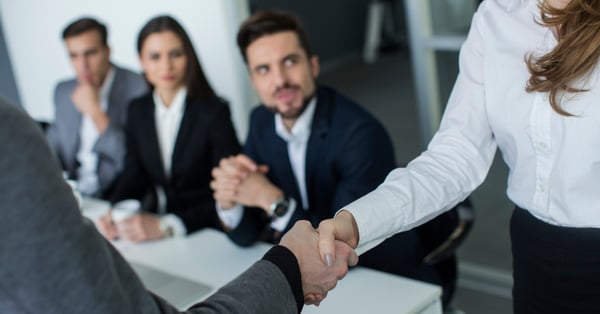 Gerente de relaciones institucionales trata con equipo administrativo