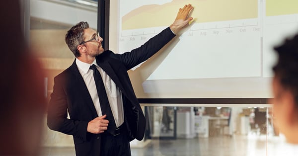 Empresario expone cómo utilizar gestión basada en evidencia