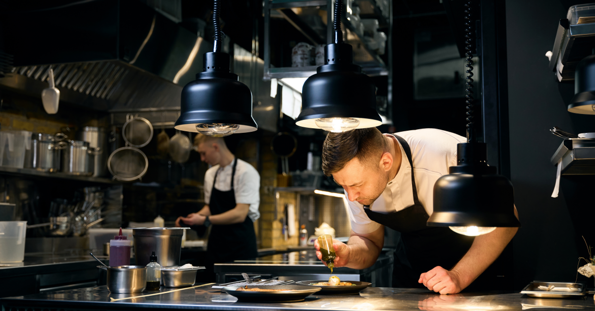 Hombres trabajan en su ghost kitchen