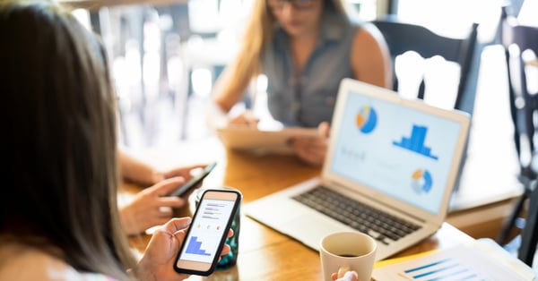 Emprendedoras haciendo estudio de mercado para restaurante