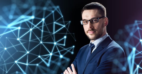 Director empresarial usando tecnología científica para optimizar organización