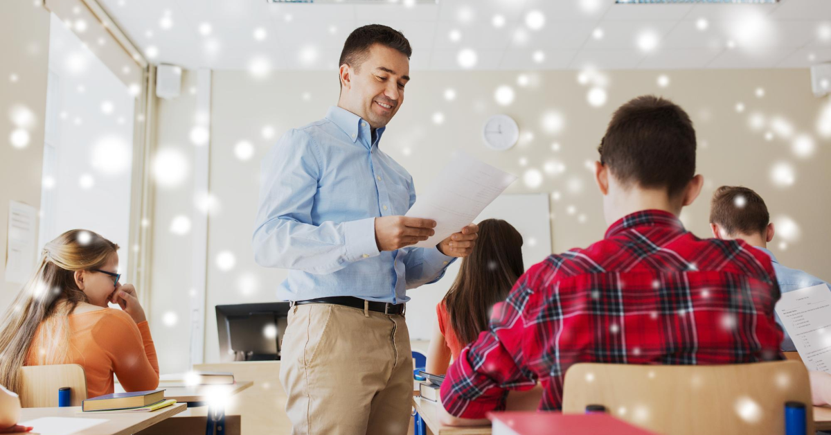 Docente en aula de secundaria usa herramienta de enseñanza