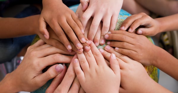 Alumnos unen manos, señal de inclusión educativa