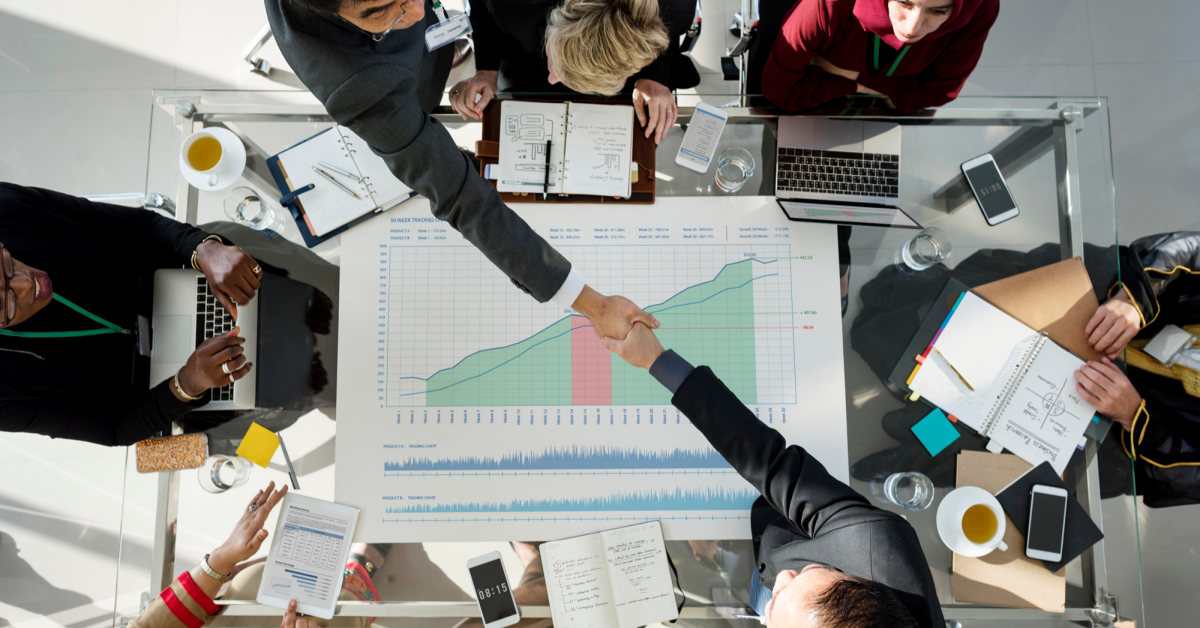 Miembros de empresas revisan indicadores de productividad
