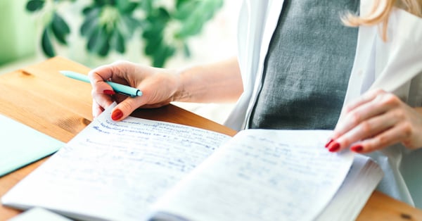 Docente realizando tarea de evaluación curricular en oficina