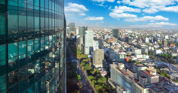 Sede de organización mexicana frente a horizonte urbano