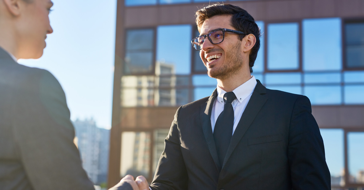 Abogado empresarial habla con su cliente