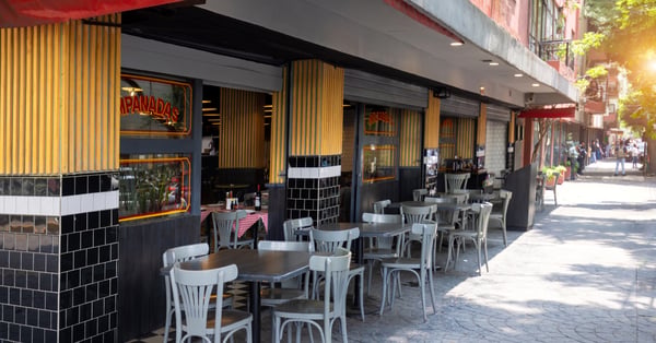 Imagen de calle con restaurante en sur de CDMX