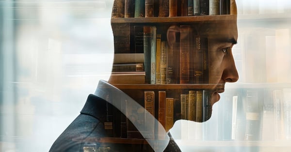Perfil de autor con obras en fondo