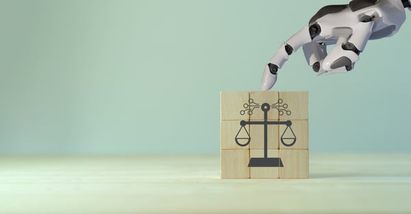 Mano de robot sobre bloque con dibujo de balanza