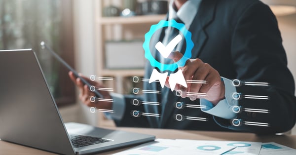 Hombre obtiene certificación financiera internacional