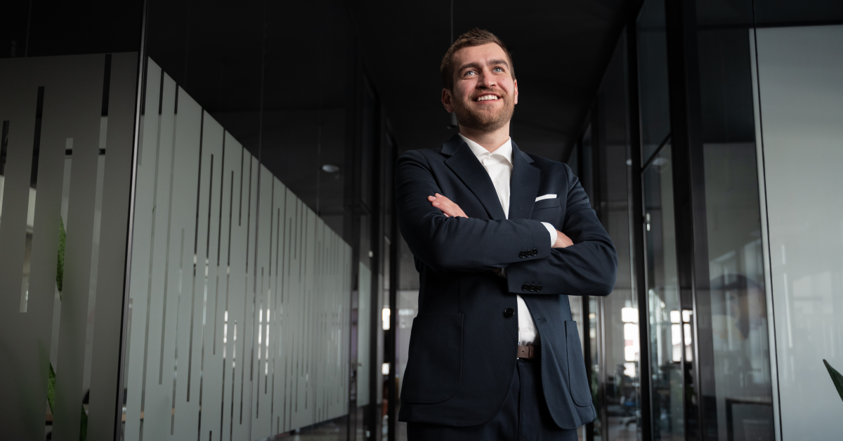 Líder empresarial en oficina en su organización