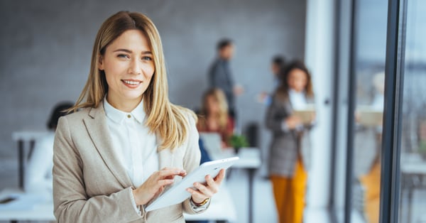 Organizadora de eventos confiada con equipo de trabajo