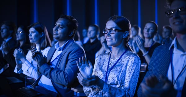 Personas asisten a evento empresarial popular