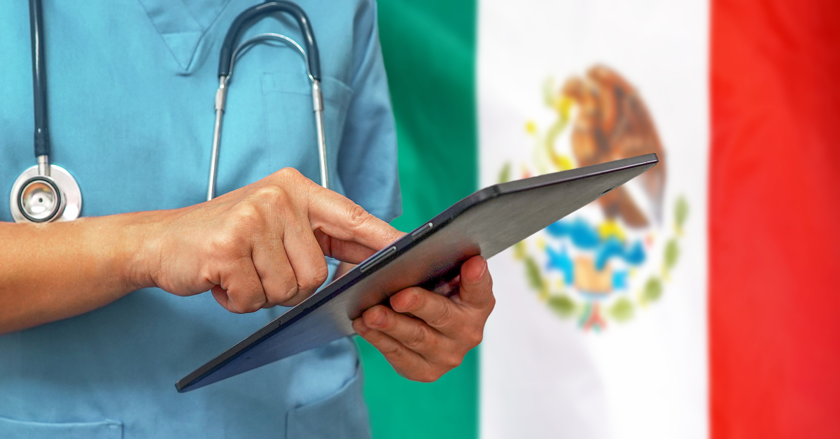 Médico revisa expediente con bandera de México en fondo