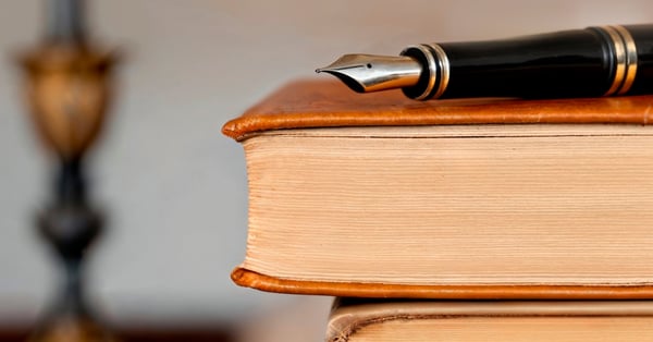 Pluma sobre libros de filosofía del derecho