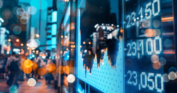 Avenida con pantalla de fluctuaciones en mercados financieros