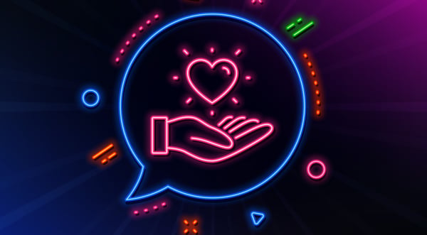 Mano de neón con corazón simboliza marketing emocional