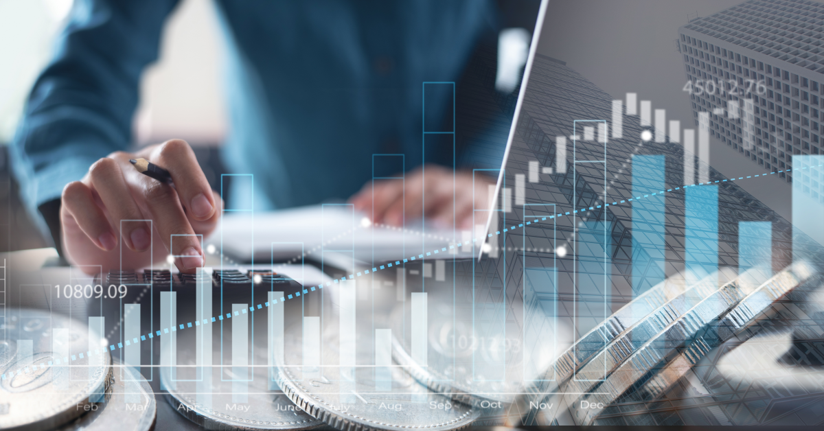 Hombre que valúa empresa detrás de gráficos y monedas