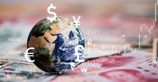 Globo terráqueo con símbolos monetarios sobre billetes chinos 