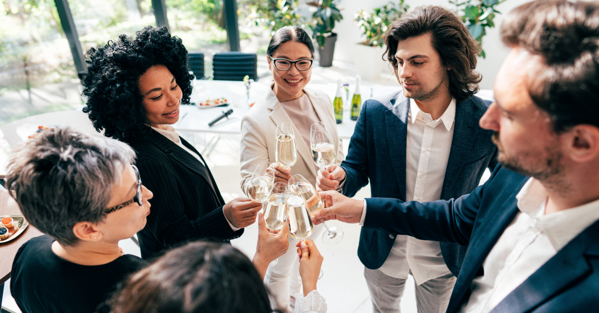 Colegas se reúnen y celebran en evento corporativo
