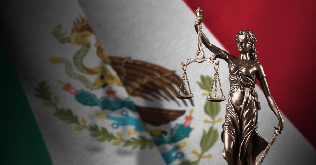Dama de justicia ampara México frente a bandera