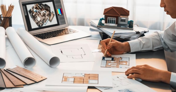 Arquitecto dibujando plano de edificio