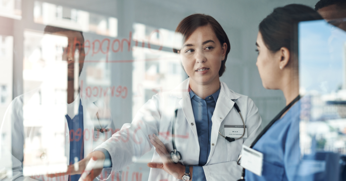 Directora de hospital presenta estrategia de recursos humanos