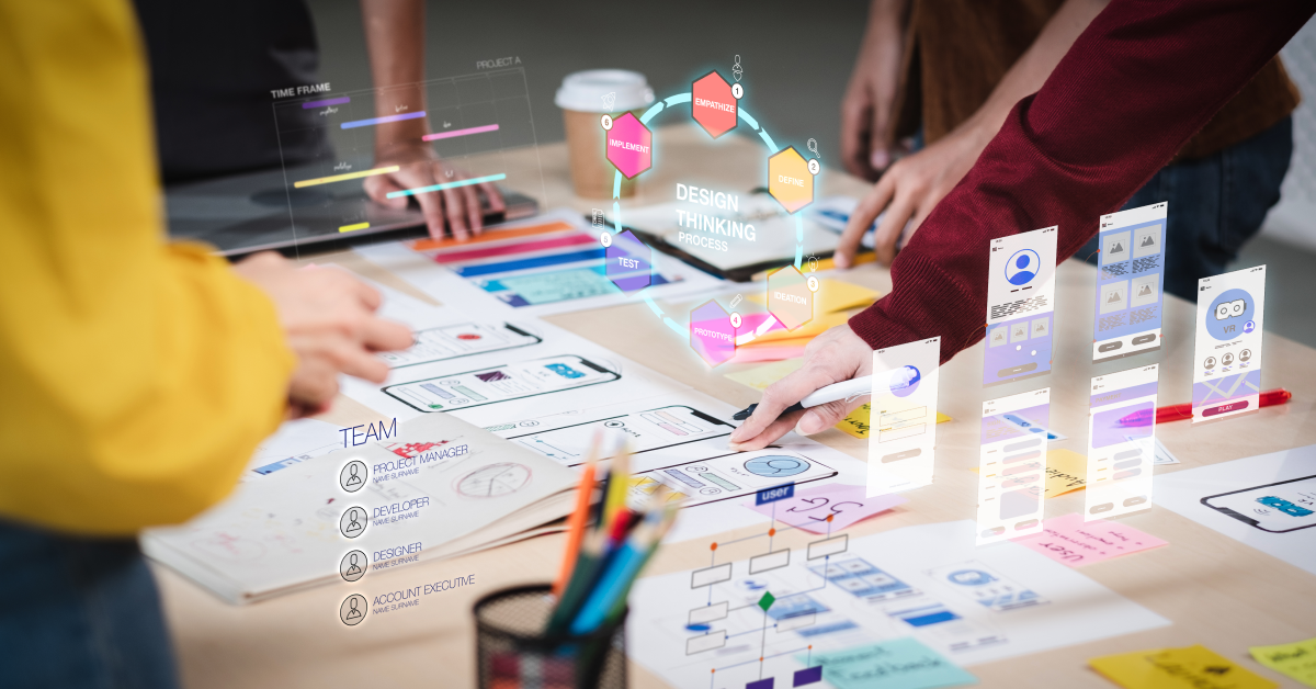 Equipo de marketing planeando estrategia sobre mesa de trabajo