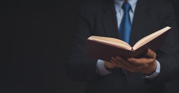 Profesional de inteligencia de negocios leyendo libro 