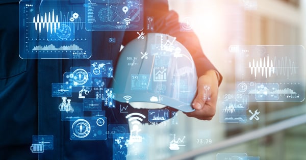 Ingeniero sostiene casco industrial detrás de íconos digitales