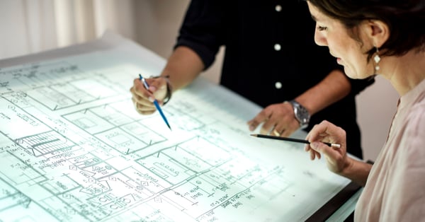Maestros arquitectos diseñando plano para planta industrial
