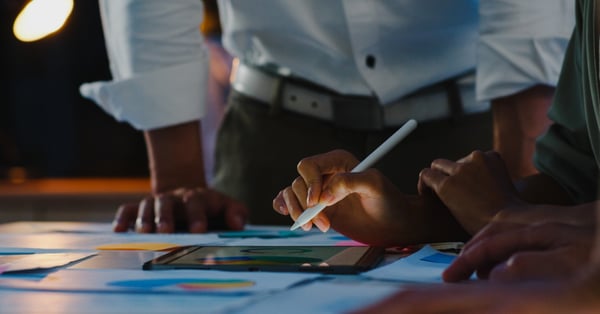 Emprendedor aprendiendo marketing con equipo de trabajo