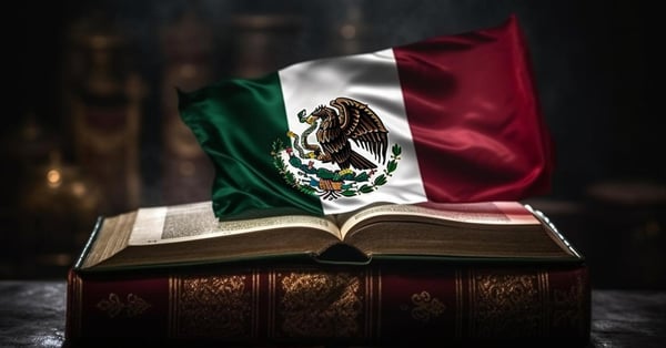 Bandera mexicana sobre Constitución y libros de leyes