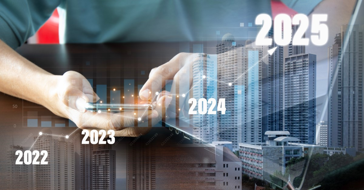 Hombre planea reporte financiero con normas informativas de 2025