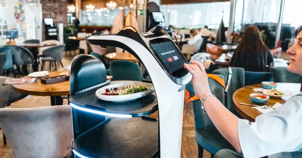 Cliente que pide comida en restaurante optimizado