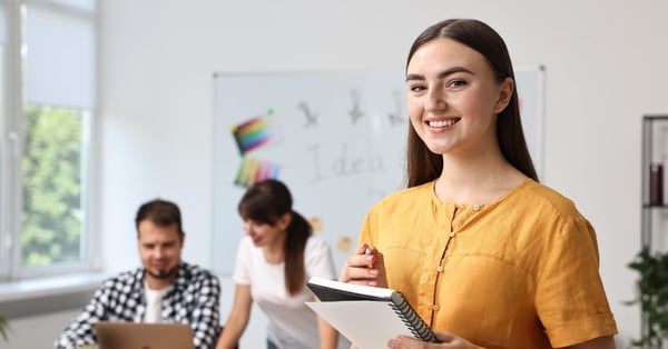 Pedagoga con compañeros de trabajo en institución educativa