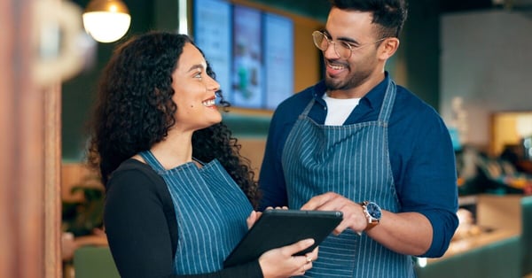 Dueños alegres de negocio de alimentos y bebidas conversan