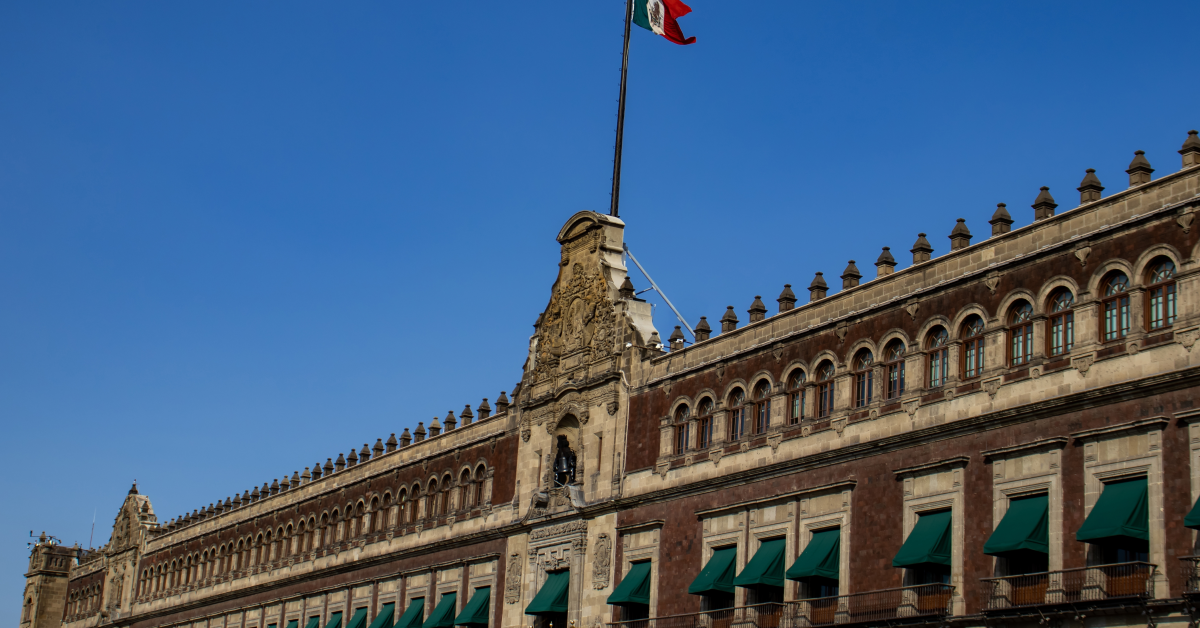 Fachada de Palacio Nacional en el zócalo de CDMX