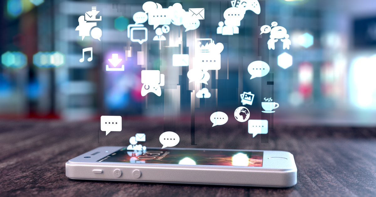Celular recibe mensajes en contexto de marketing moderno