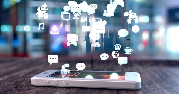 Celular recibe mensajes en contexto de marketing moderno