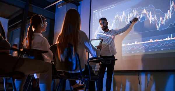 Estudiantes de posgrado en clase de finanzas internacionales